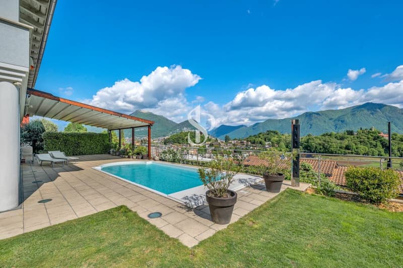 Villa with lake view and swimming pool (1)
