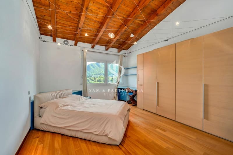 Villa with lake view and swimming pool (18)
