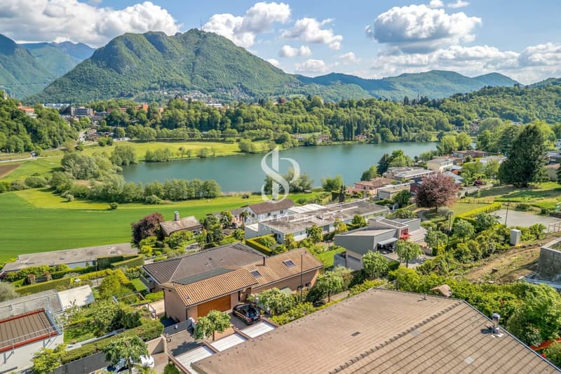 Villa with lake view and swimming pool (4)