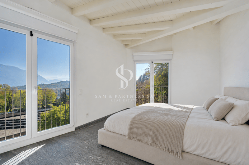 Villa contemporanea con giardino e potenziale di sviluppo (12)