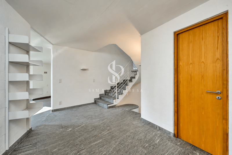 Villa contemporanea con giardino e potenziale di sviluppo (6)