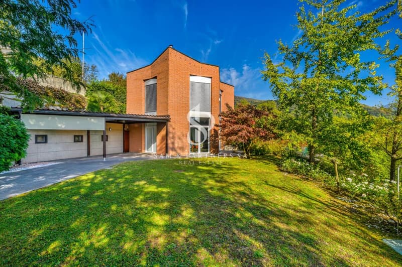 Villa contemporanea con giardino e potenziale di sviluppo (3)