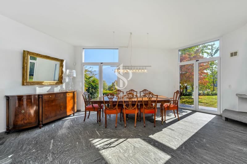 Villa contemporanea con giardino e potenziale di sviluppo (7)