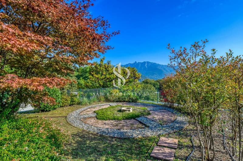 Villa contemporanea con giardino e potenziale di sviluppo (5)