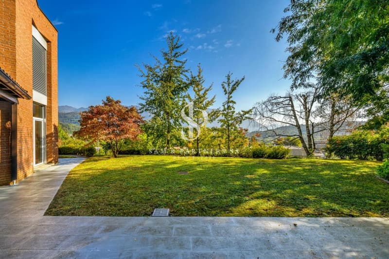 Villa contemporanea con giardino e potenziale di sviluppo copia (4)