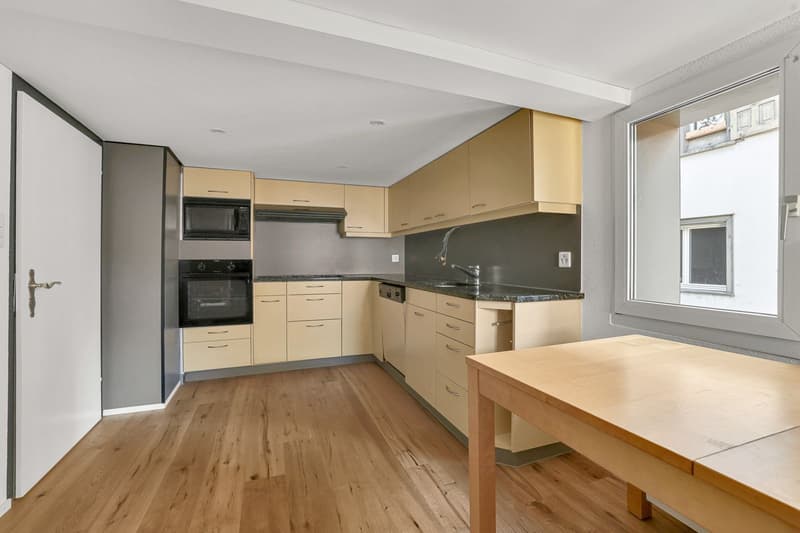 Attractive residential and commercial building in prime location (8)