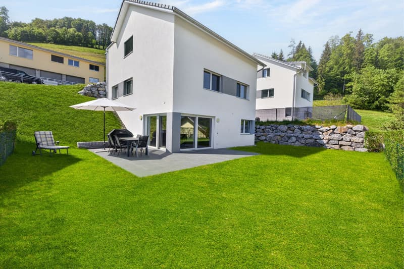 Sunny single-family house with modern architecture and high-quality construction (9)
