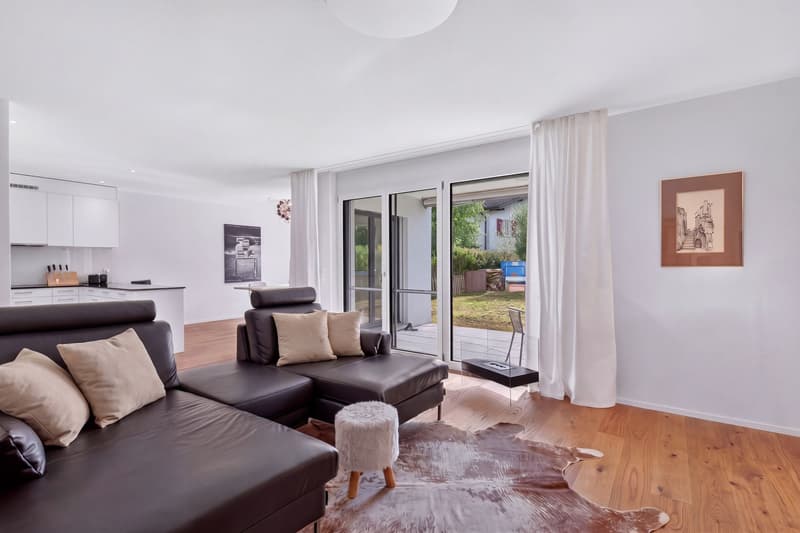 Moderne Erdgeschosswohnung mit privatem Gartenanteil an ruhiger Lage (2)