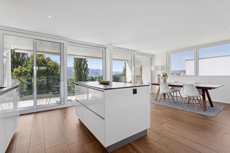 Cuisine avec îlot central et accès au balcon