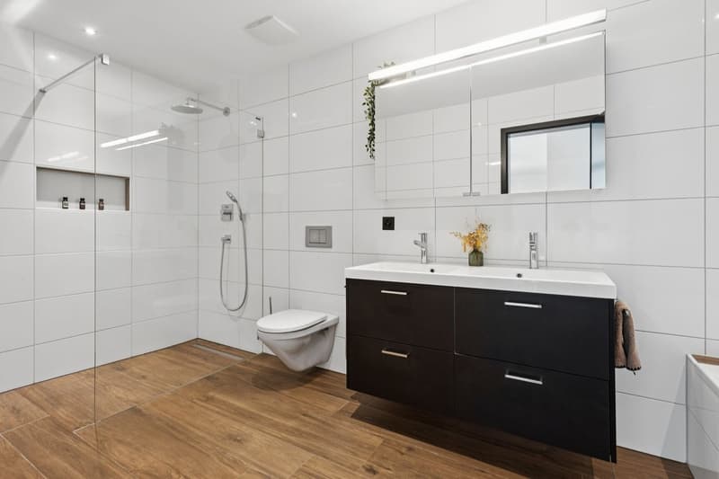 Salle de bains avec douche à l'italienne et baignoire
