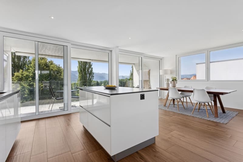 Cuisine avec îlot central et accès au balcon