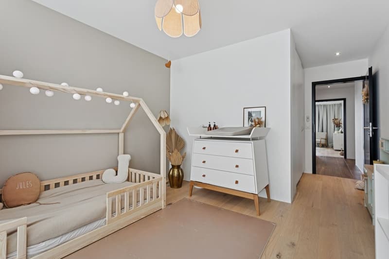 Chambre à coucher enfant avec armoires intégrées