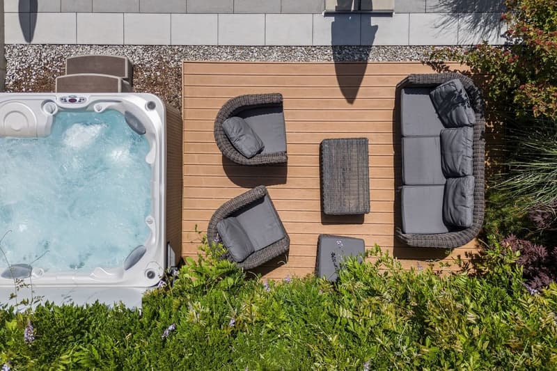 Terrasse en bois et jacuzzi