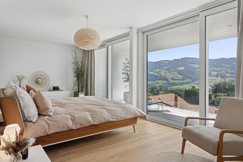 Suite parentale avec accès au balcon et magnifique vue dégagée sur les montagnes, la verdure et le lac