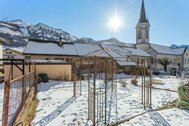 Gebäude mit zwei Wohnungen und Entwicklungspotenzial (9)