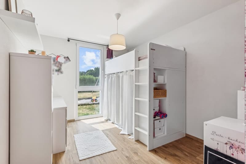 Chambre enfant avec armoire murale