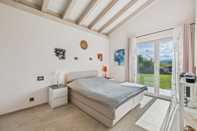 Villa en bordure de zone agricole avec vaste jardin et vue dégagée (8)