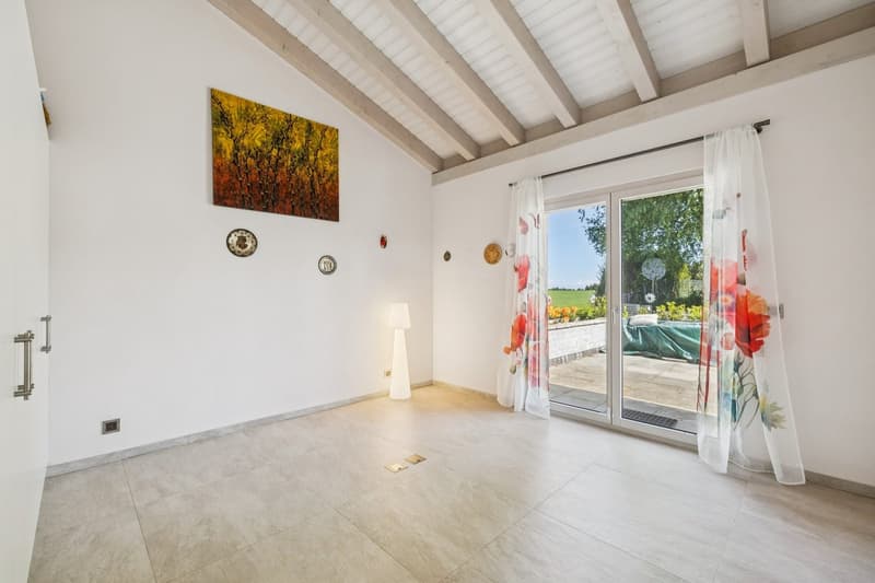 Villa en bordure de zone agricole avec vaste jardin et vue dégagée (7)