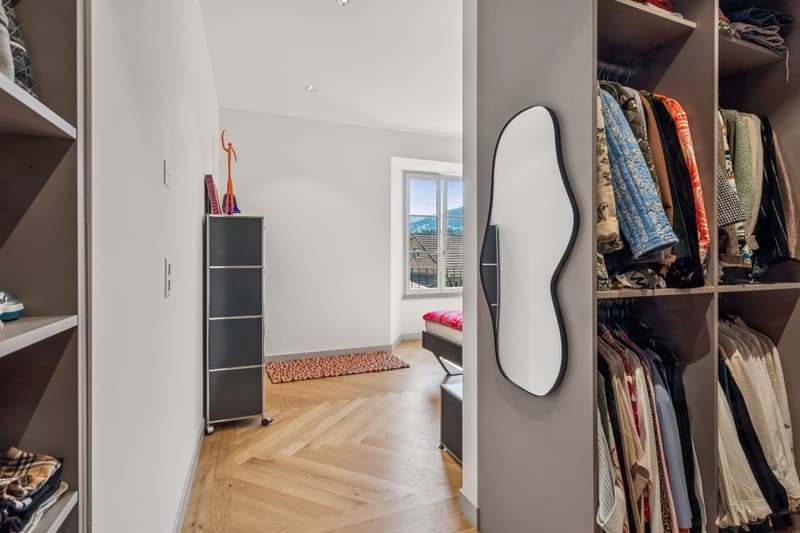 Grande chambre à coucher avec dressing