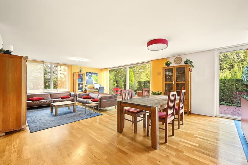 Wohnzimmer mit Blick ins Grüne
