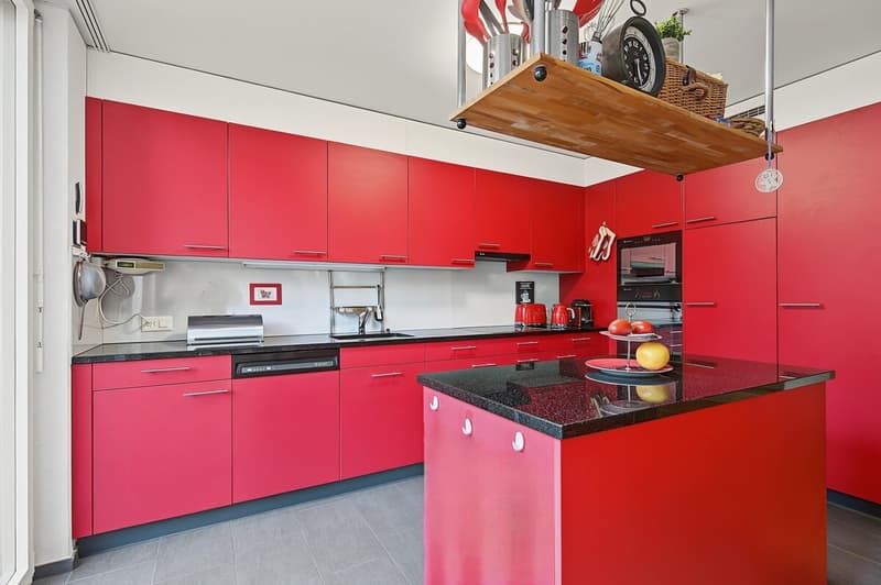 Offene Küche mit Kochinsel zum Wohnzimmer