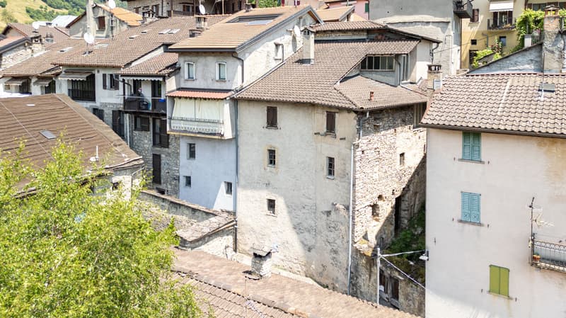 Caratteristica e ristrutturabile casa di 5 locali a Cabbio (1)