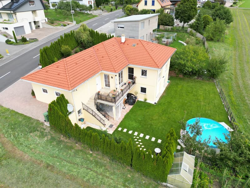 Casa unifamiliare di 8,5 locali con piscina e vista panoramica a Stüsslingen (2)