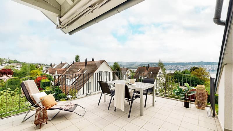 Terrasse mit See- und Bergsicht