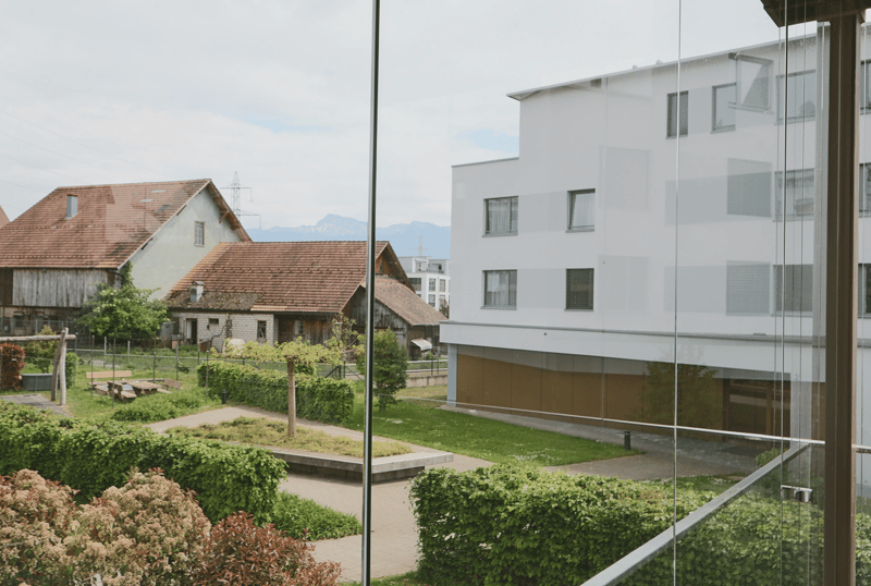 Sicht auf den Innenhof mit Spielplatz
