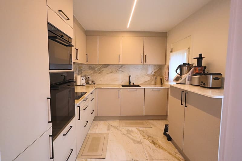 Appartamento giardino elegantemente ristrutturato con finiture di alta qualità e due aree giardino private (5)