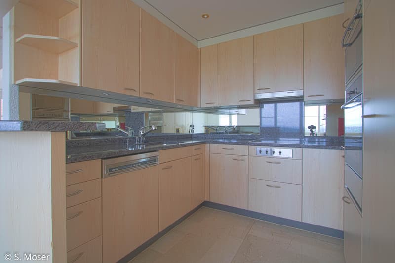 Appartement entretenu avec cheminée et haut confort de vie (2)