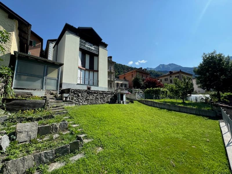 Vivere davanti alla cascata della Piumogna: casa unica a Faido (1)