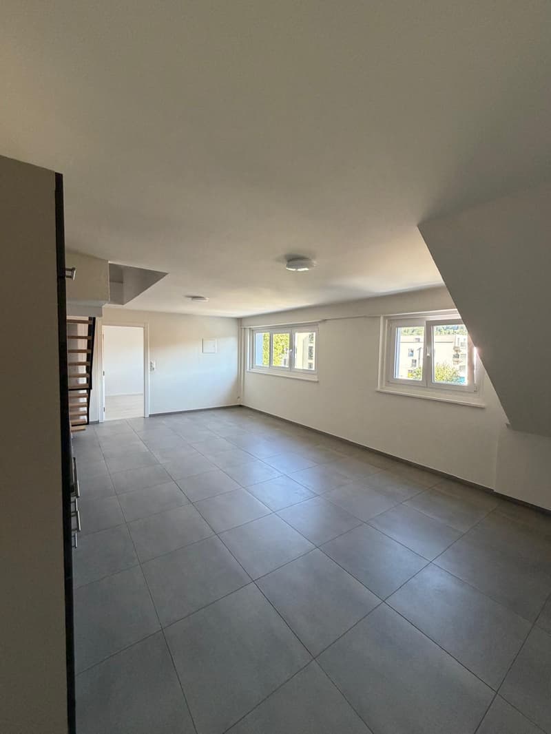 Appartement 2,5 pièces rénové avec mezzanine / Renovierte 2.5-Zimmer-Wohnung, Bahnhof in Gehdistanz (9)