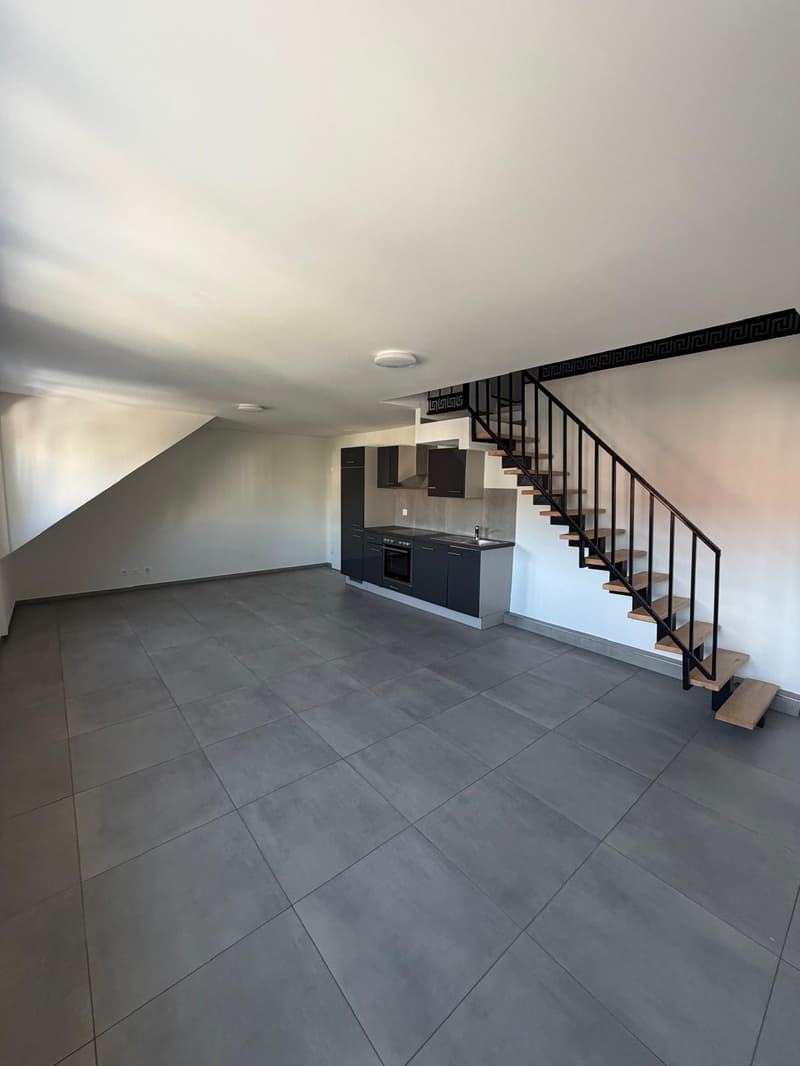 Appartement 2,5 pièces rénové avec mezzanine / Renovierte 2.5-Zimmer-Wohnung, Bahnhof in Gehdistanz (3)