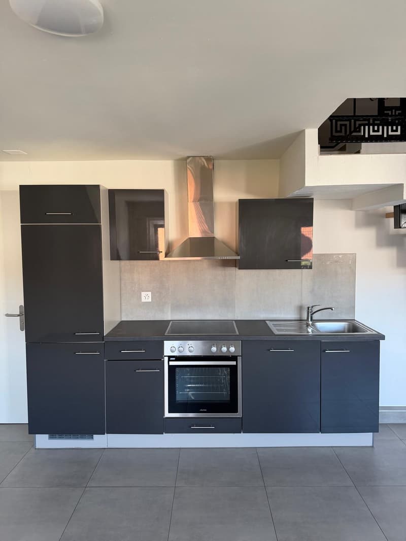 Appartement 2,5 pièces rénové avec mezzanine / Renovierte 2.5-Zimmer-Wohnung, Bahnhof in Gehdistanz (2)