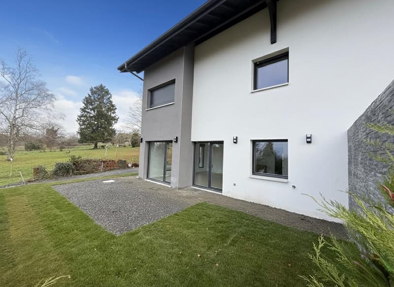 Recent house with lake views (2)