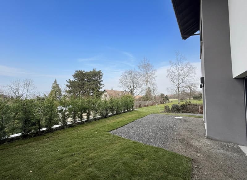 Recent house with lake views (3)