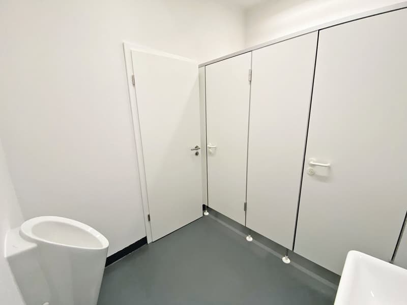 Attractive commercial and sales space at Kreuzplatz in Aesch – 290 m², wheelchair accessible & renovated (10)
