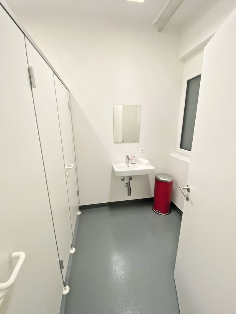 Attractive commercial and sales space at Kreuzplatz in Aesch – 290 m², wheelchair accessible & renovated (9)