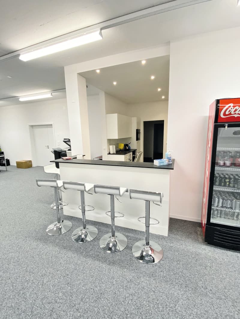 Attractive commercial and sales space at Kreuzplatz in Aesch – 290 m², wheelchair accessible & renovated (6)