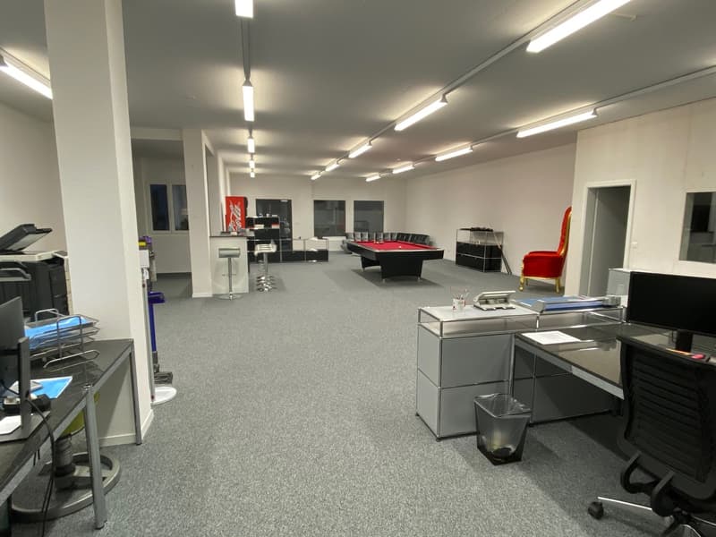 Attractive commercial and sales space at Kreuzplatz in Aesch – 290 m², wheelchair accessible & renovated (2)
