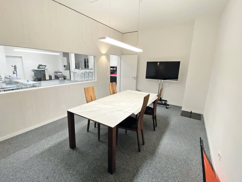 Attractive commercial and sales space at Kreuzplatz in Aesch – 290 m², wheelchair accessible & renovated (8)