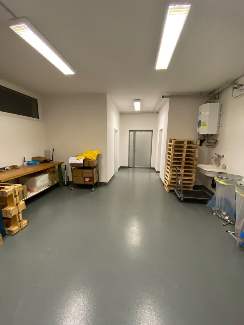 Attractive commercial and sales space at Kreuzplatz in Aesch – 290 m², wheelchair accessible & renovated (12)