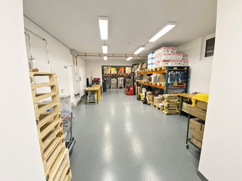 Attractive commercial and sales space at Kreuzplatz in Aesch – 290 m², wheelchair accessible & renovated (11)