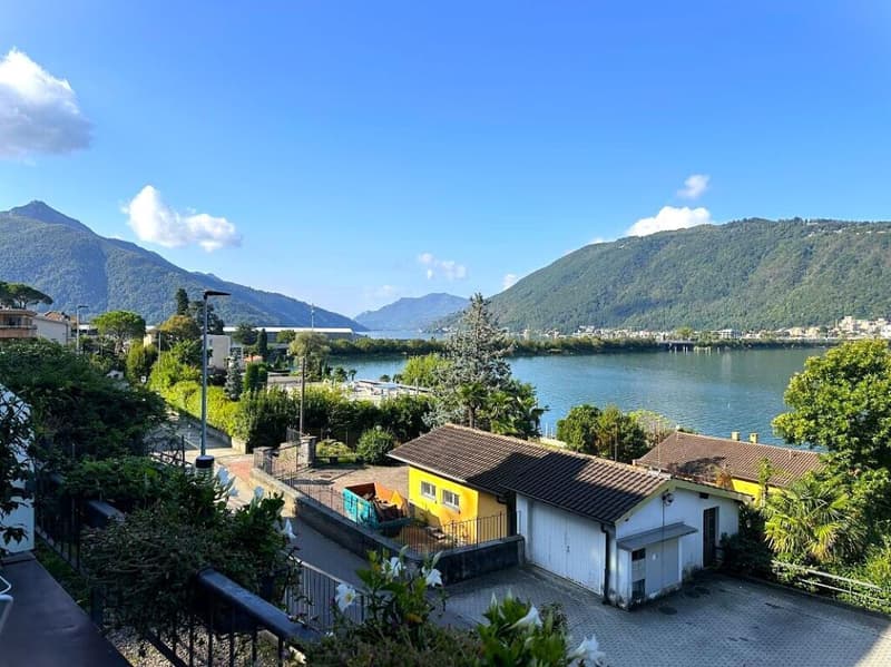 Zweitwohnsitz – Elegantes, angebautes Haus direkt am See in Bissone (1)