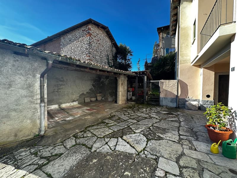 Casa di nucleo con giardino: spazio verticale, soffitti alti e grandi volumi da valorizzare (2)