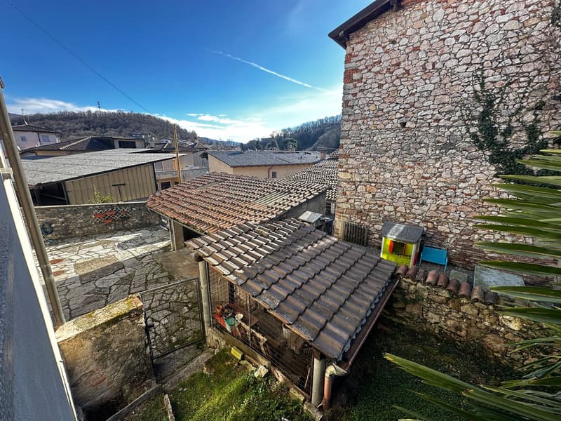 Casa di nucleo con giardino: spazio verticale, soffitti alti e grandi volumi da valorizzare (11)