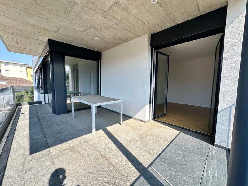 Ampio appartamento di alto standing con terrazza vivibile e vista aperta a Vacallo (10)