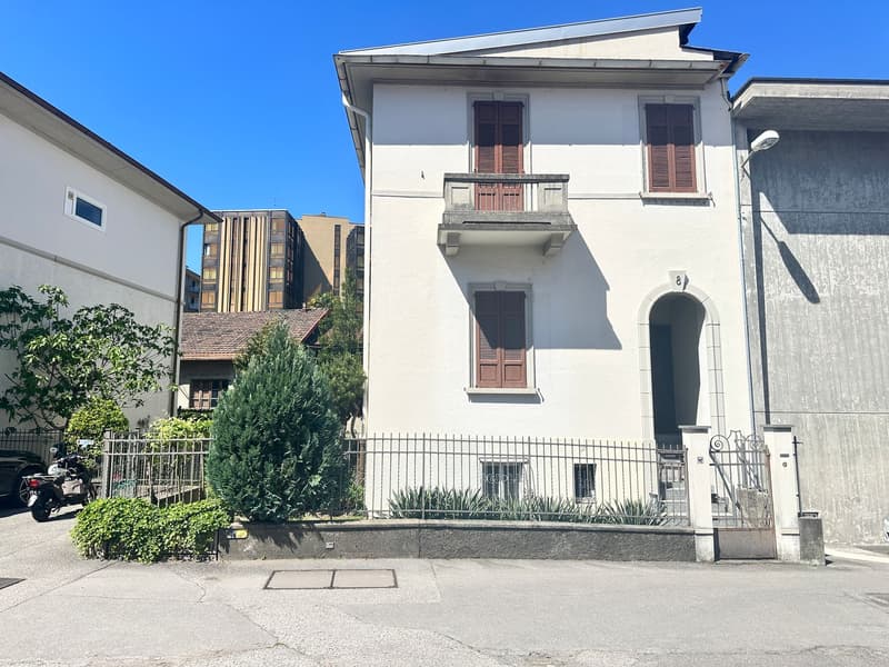 Geräumiges Familienhaus mit privatem Garten in einer ruhigen Wohngegend von Chiasso (1)