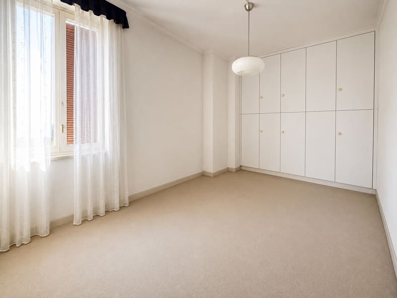 Spacious Family Home with Private Garden in a Quiet Residential Area of Chiasso (12)